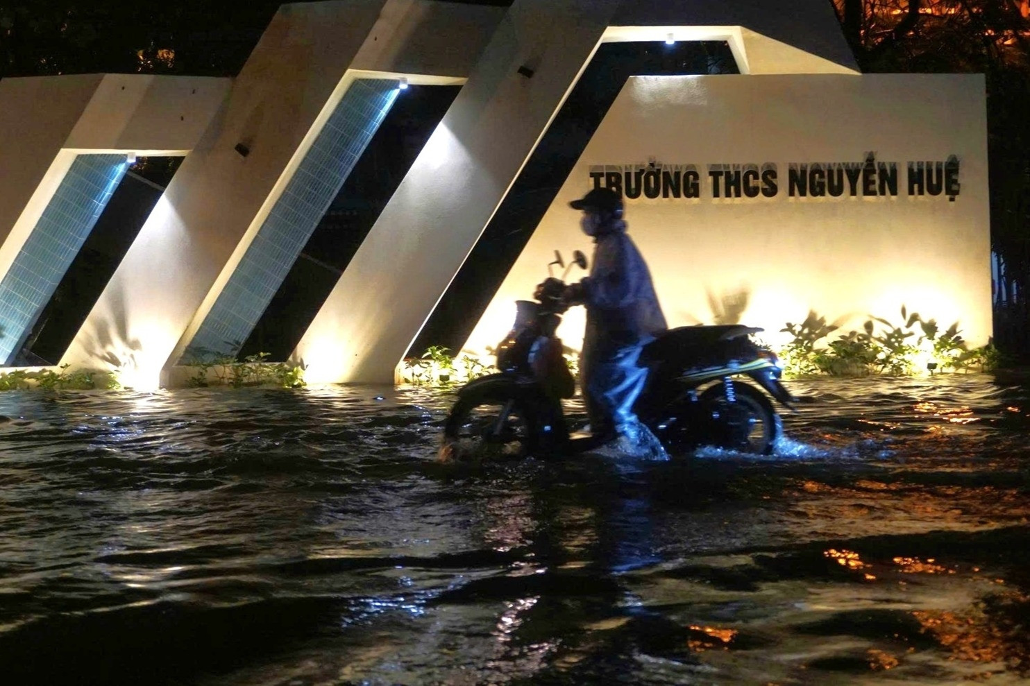 Bão số 1 gây mưa lớn, nhiều tuyến phố ở Đà Nẵng ngập nặng như mùa lũ