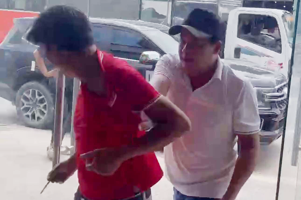 Bắt quả tang đối tượng mang 'sổ đỏ' giả đến văn phòng công chứng để lừa đảo 8 tỷ
