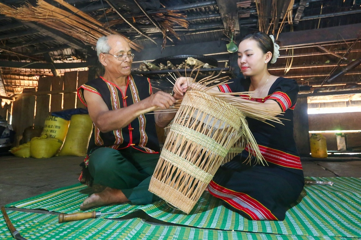 Cách người Gié Triêng giữ lửa nghề, bất ngờ với món quà cưới thiếu là bị chê