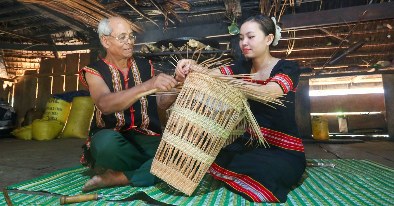 Cách người Gié Triêng giữ lửa nghề, bất ngờ với món quà cưới thiếu là bị chê