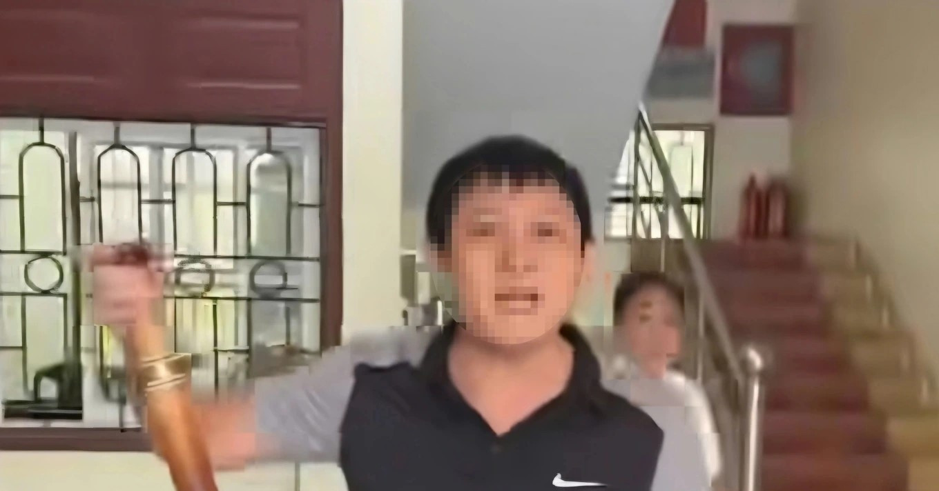 Cán bộ đội thuế ở Thanh Hóa cầm điếu cày, xưng ...