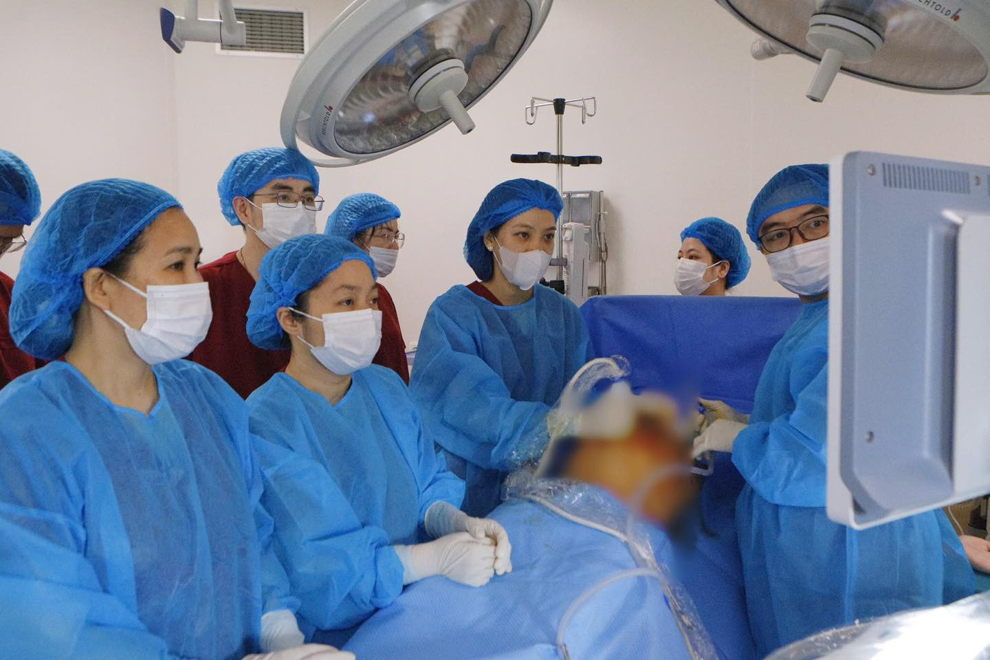 Luồn kim từ thành bụng mẹ tới lồng ngực thai nhi cứu bé khỏi biến chứng hiếm gặp