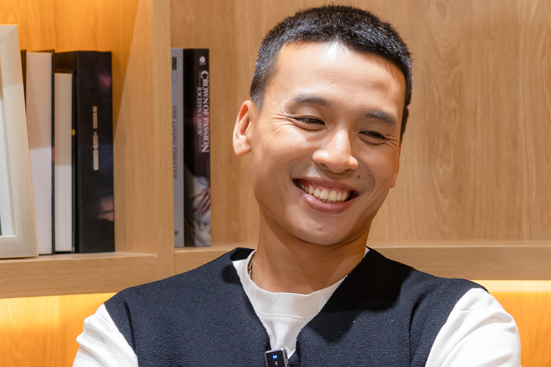 Chuyện chưa kể về nam phóng viên bỏ nghề thành ca sĩ của nhóm nhạc số 1 Việt Nam