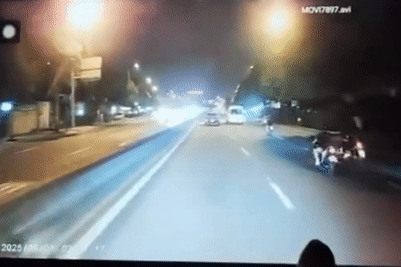 Clip 2 thiếu niên đạp ngã xe máy người đi đường ở TPHCM