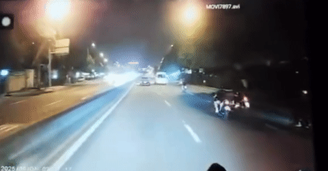 Clip 2 thiếu niên đạp ngã xe máy người đi đường ở TPHCM