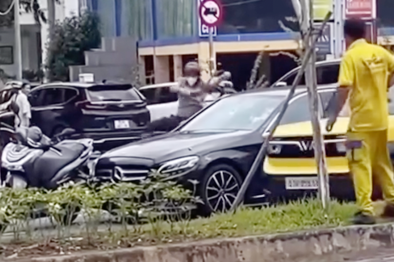 Thanh niên đi SH chặn đầu, đập phá ô tô Mercedes ở Thủ Đức