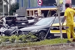 Thanh niên đi SH chặn đầu, đập phá ô tô Mercedes ở Thủ Đức