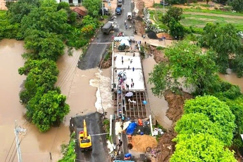 Gia Lai: Mưa lớn khiến quốc lộ 25 bị chia cắt, giao thông tê liệt