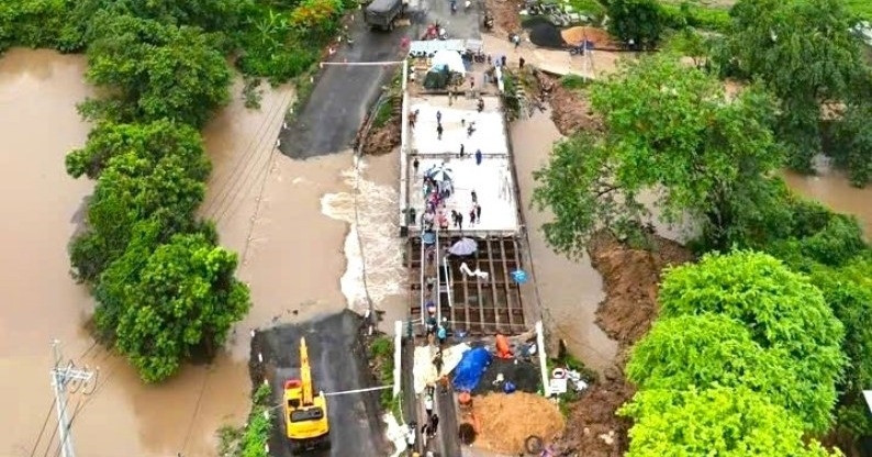 Gia Lai: Mưa lớn khiến quốc lộ 25 bị chia cắt, giao thông tê liệt