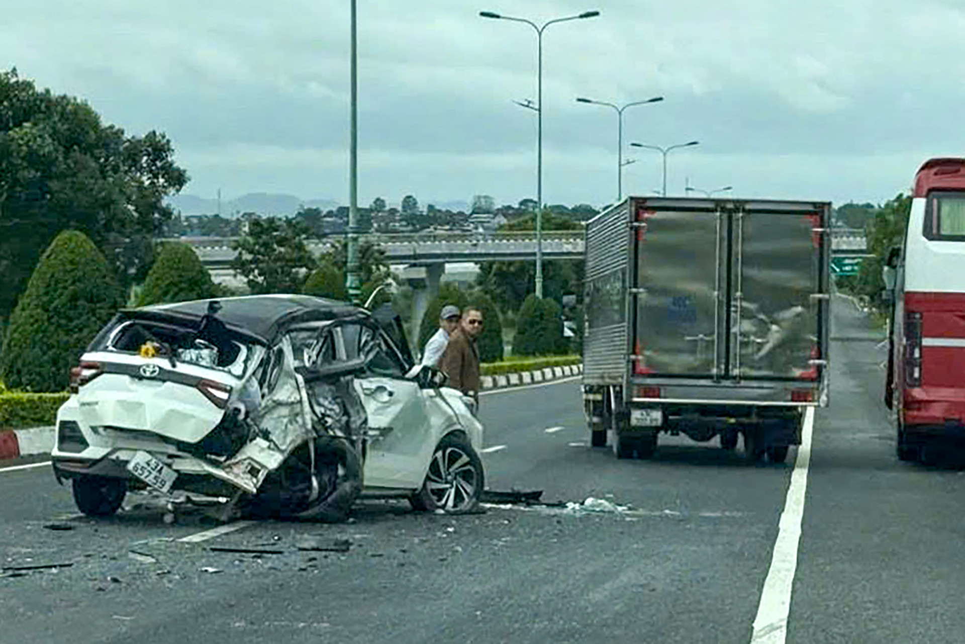 Hiện trường tai nạn khiến 5 người trong gia đình bị thương trên cao tốc qua tỉnh Lâm Đồng.jpg