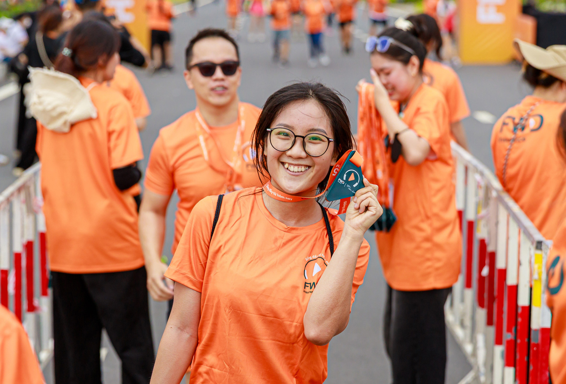 Huy chuong bang nhua tai che(1).jpg