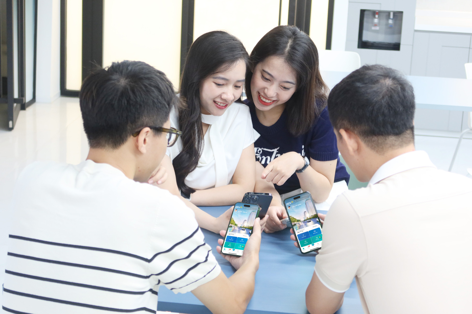 khach hang dat ve may bay tren app ngan hang(1).jpg