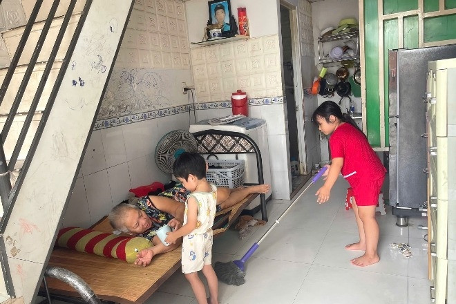 Mẹ già bệnh tật, con đau không có tiền đi viện, người phụ nữ bất lực bật khóc