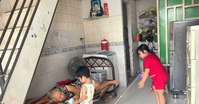 Mẹ già bệnh tật, con đau không có tiền đi viện, người phụ nữ bất lực bật khóc