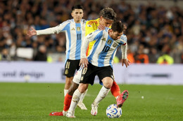 Messi im tiếng, Argentina thoát thua ngoạn mục trước Colombia