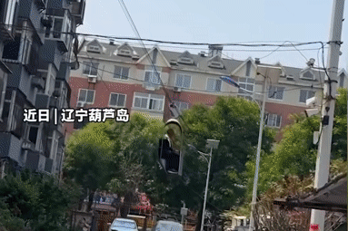 Mệt mỏi vì leo cầu thang 5 tầng, cụ ông 72 tuổi tự chế cáp treo để lên nhà