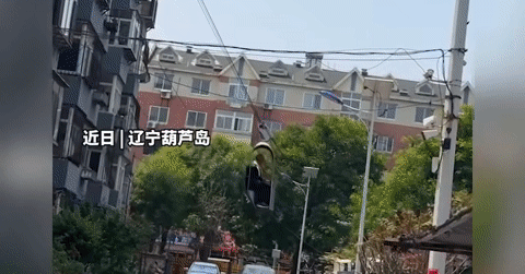 Mệt mỏi vì leo cầu thang 5 tầng, cụ ông 72 tuổi tự chế cáp treo để lên nhà