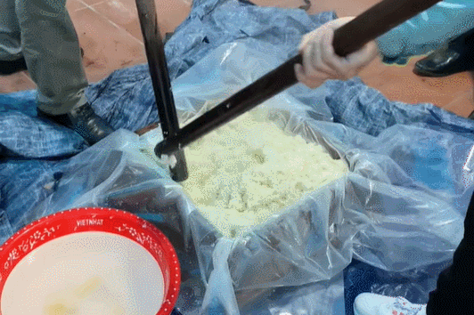 Món ngon trong mâm cỗ ở Nam Định làm tốn sức, chia túi cả cân cho khách mang về