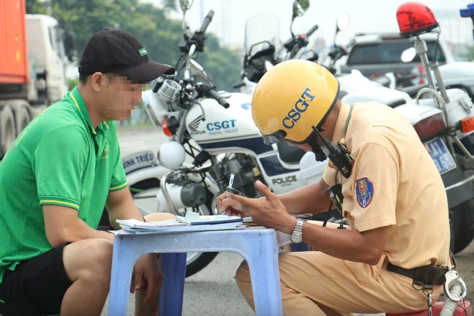 Ngậm ngùi mất tháng lương nếu ra đường quên một trong 3 loại giấy tờ này?