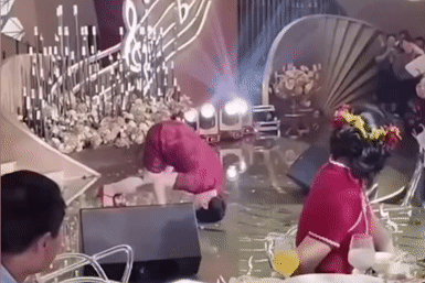 Người phụ nữ gây tranh cãi với màn trình diễn kỳ lạ trong đám cưới con trai