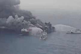 Nổ container, tàu chở hàng bốc cháy ngùn ngụt giữa biển