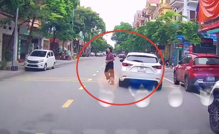 Nu tai xe do o to.jpg