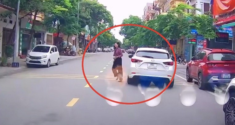Phát sốt với pha đỗ xe 'hồn nhiên như cô tiên' của nữ tài xế