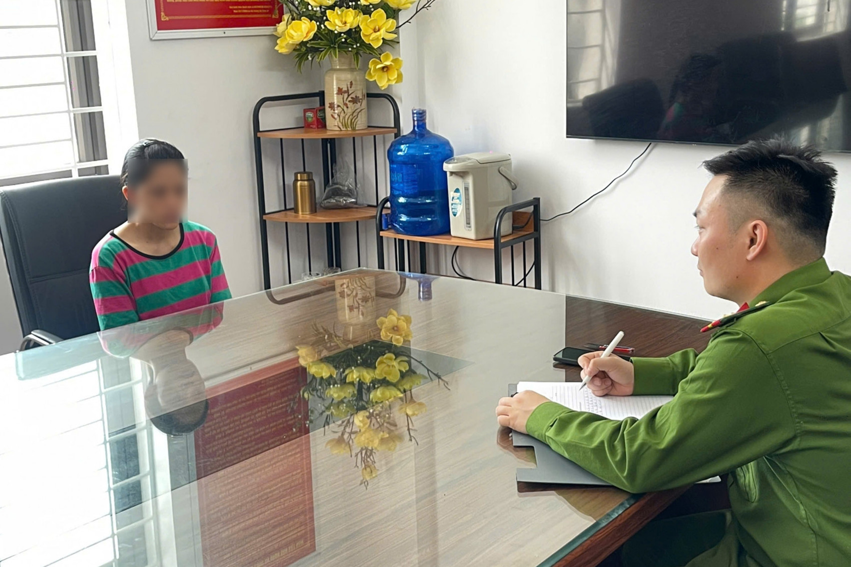 Thiếu tiền đưa cho chồng, người phụ nữ tự rạch tay giả bị cướp