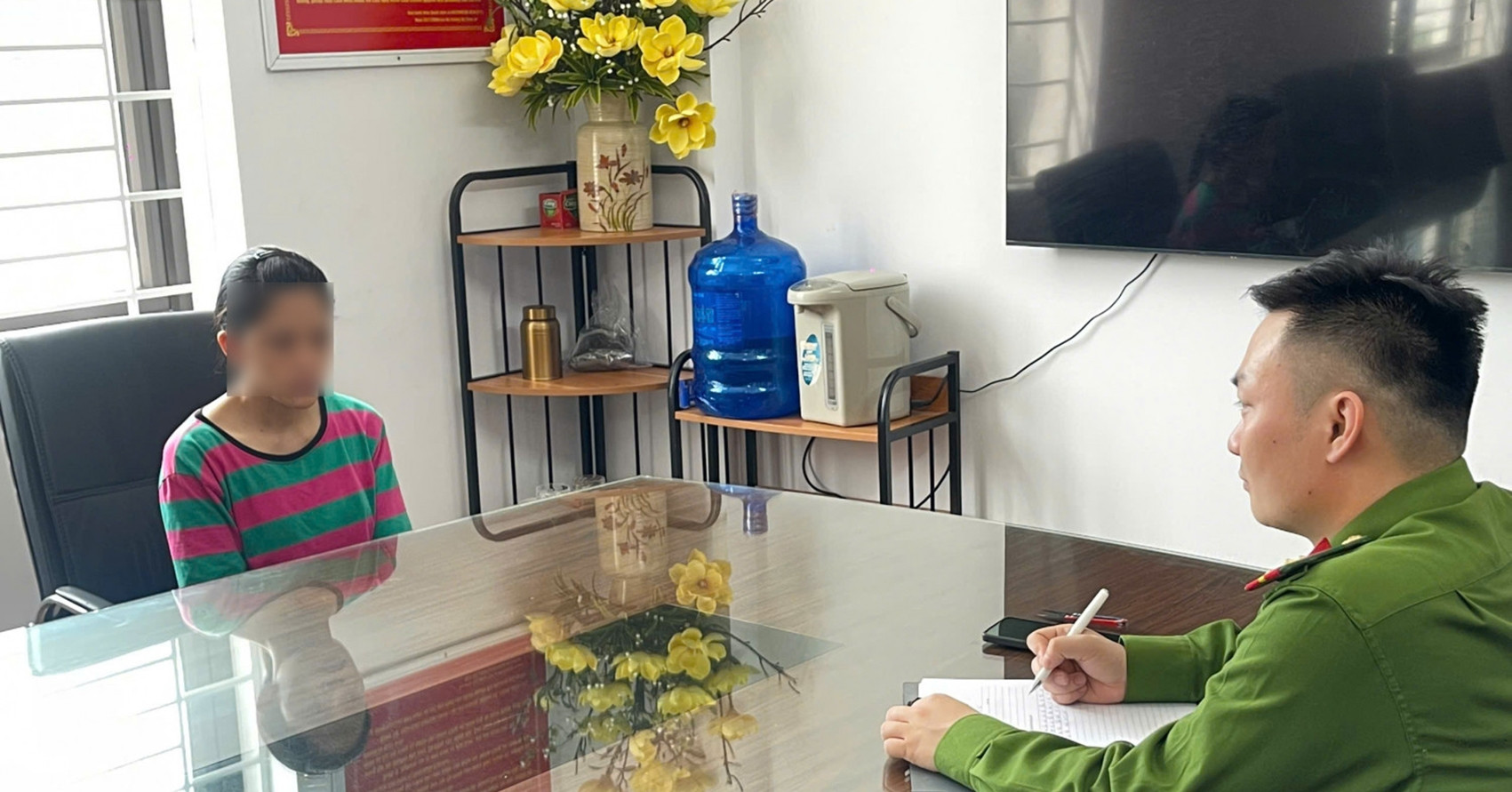Thiếu tiền đưa cho chồng, người phụ nữ tự rạch tay giả bị cướp