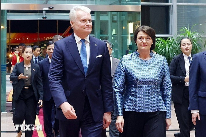 Tổng thống Litva và Phu nhân đến Hà Nội, bắt đầu thăm Việt Nam