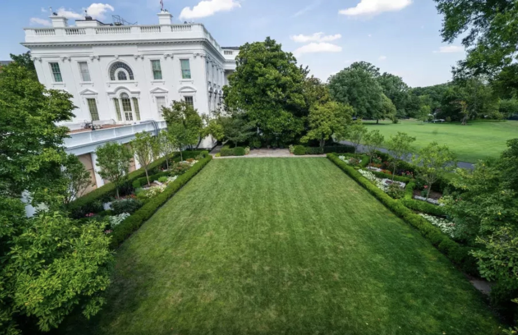 Tổng thống Mỹ Donald Trump cho san phẳng Vườn hồng Nhà Trắng