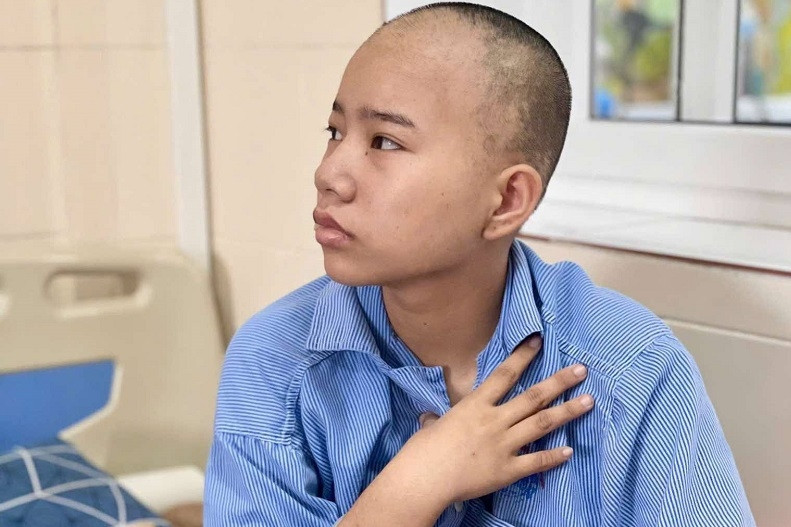 Ước mơ vào đại học dang dở của cô học trò nghèo mắc ung thư xương