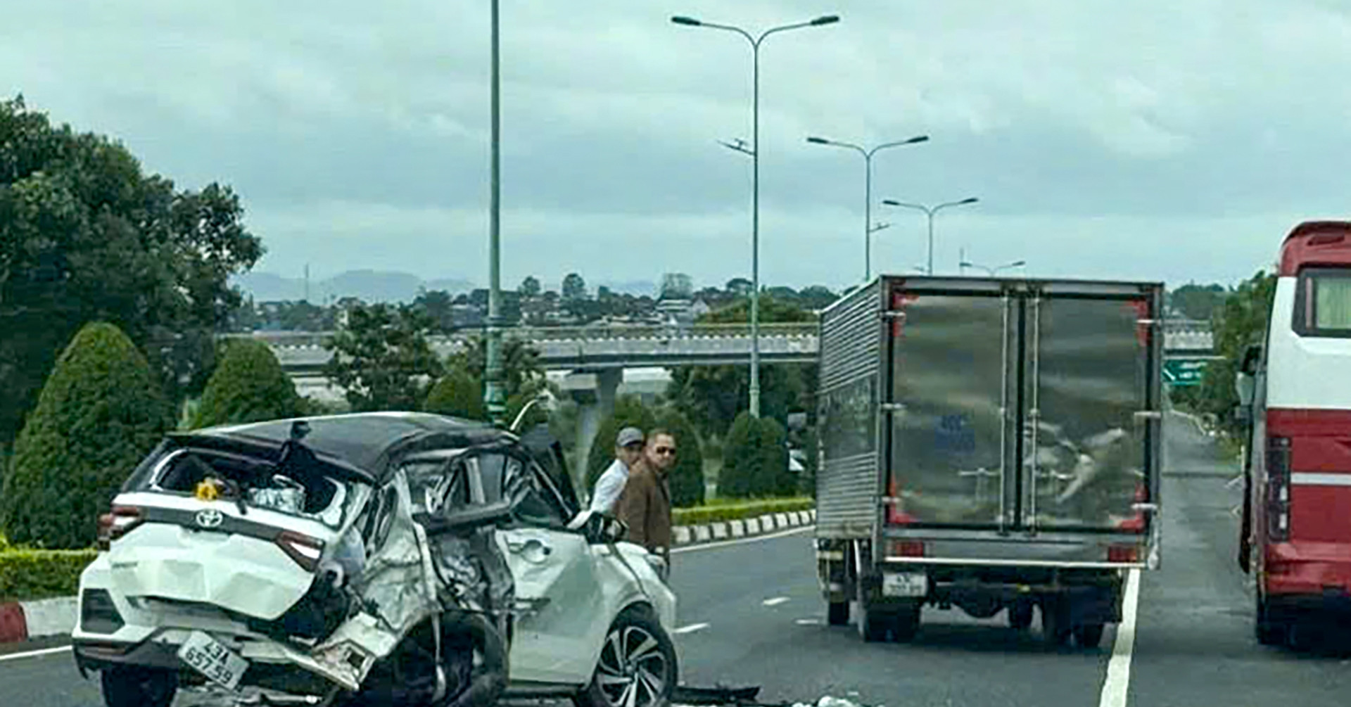 Va chạm với xe khách trên cao tốc, xe con biến dạng, 5 người bị thương