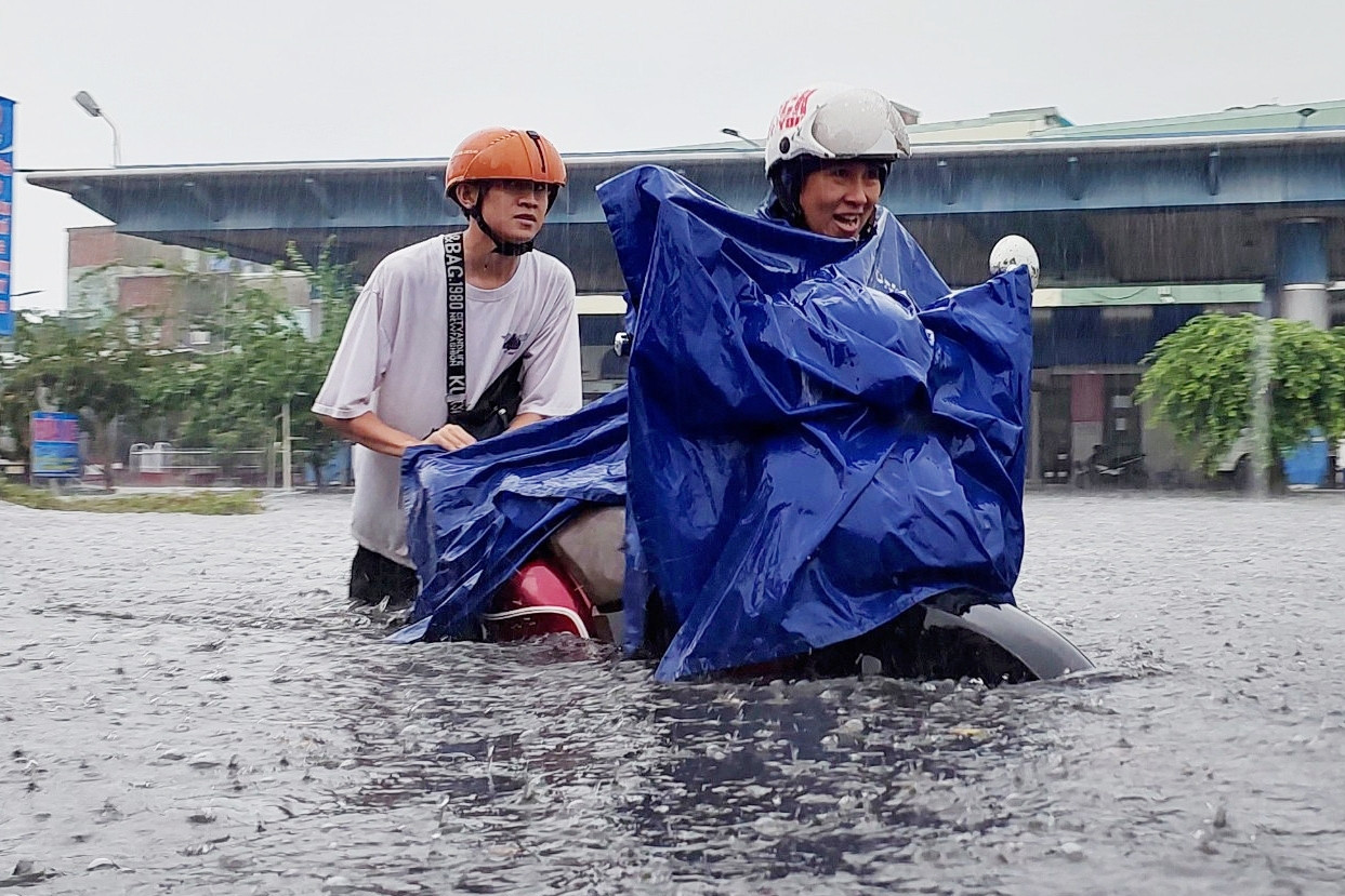 Dự báo thời tiết 12/6/2025: Bão số 1 tăng cấp, vùng mưa lớn mở rộng đến Hà Tĩnh