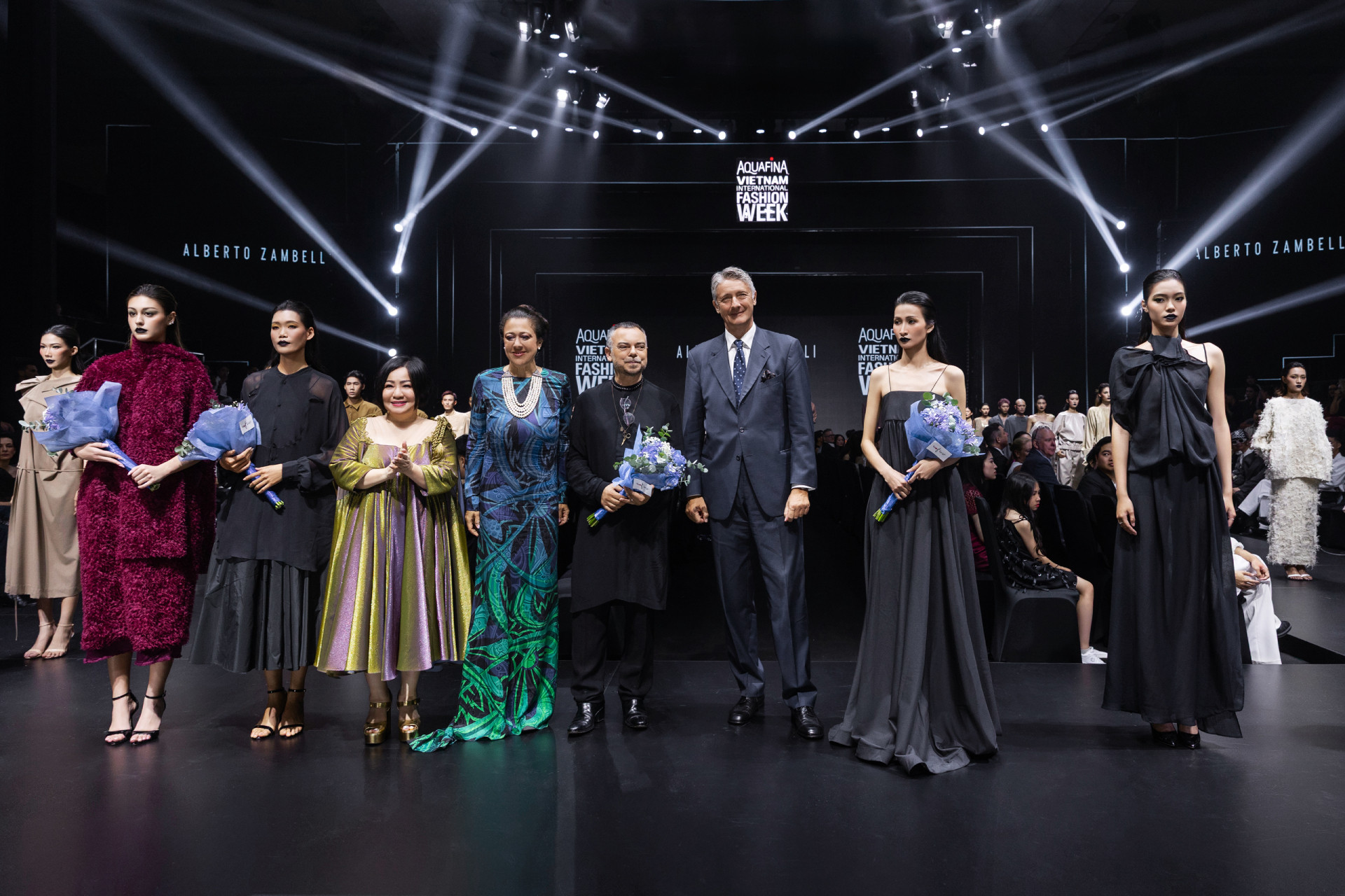 2.Lãnh sự quán Ý cùng phu nhân chúc mừng thành công của“Silince” tại AVIFW.jpg