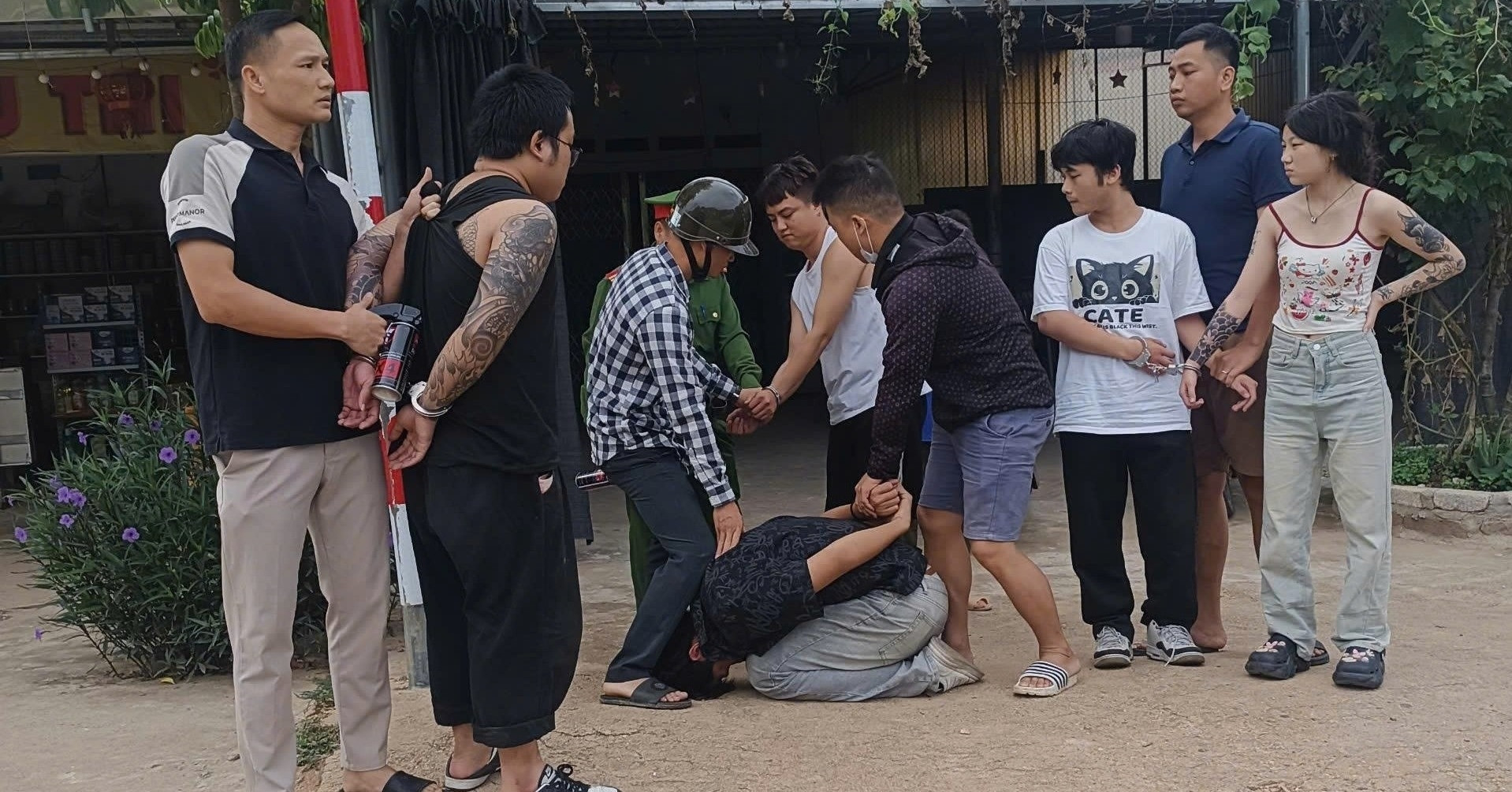 4 người Trung Quốc xịt hơi cay, cướp ô tô trên ...