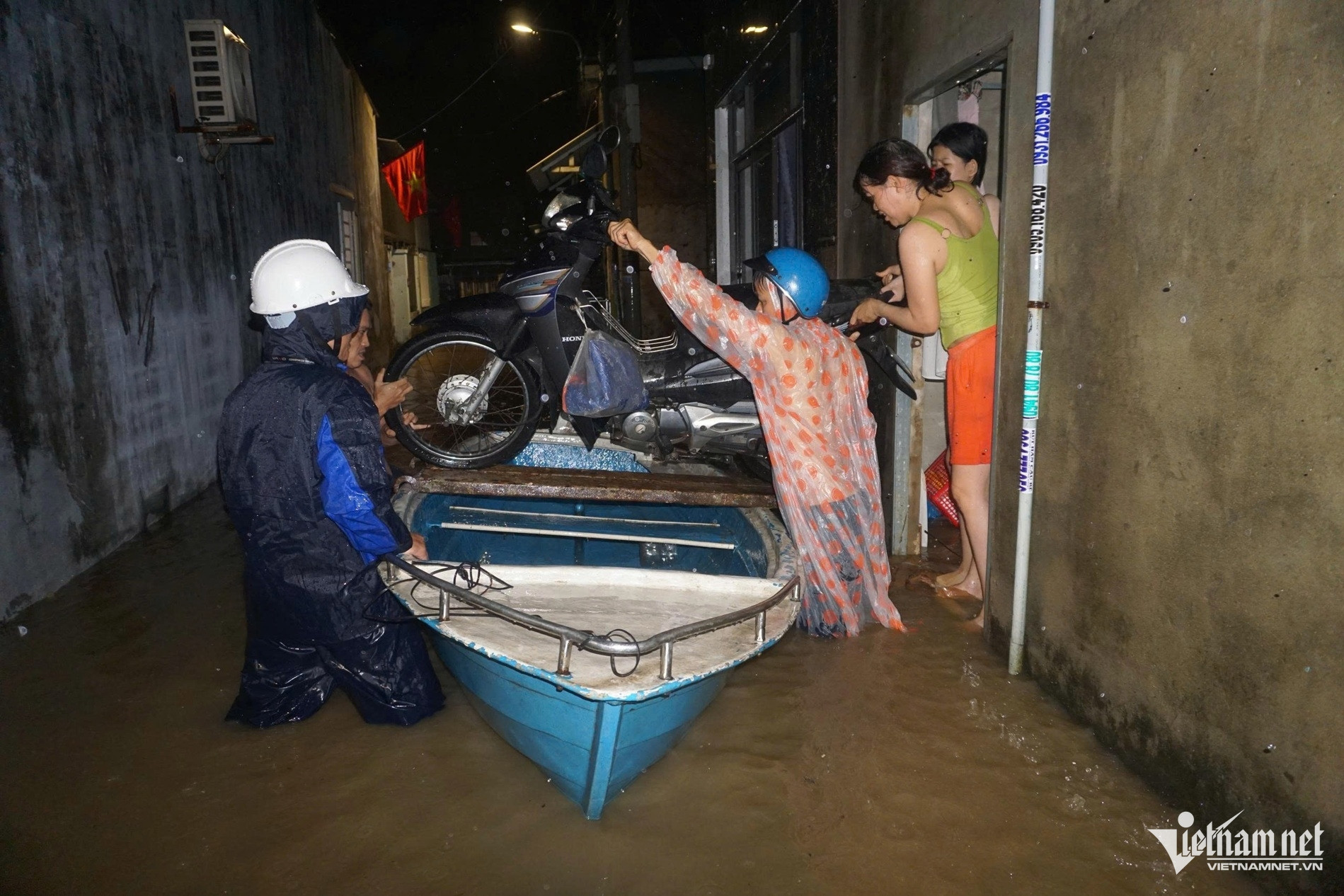 Bản tin sáng 12/6: Bão số 1 gây mưa như trút, dân Đà Nẵng trắng đêm chạy ngập