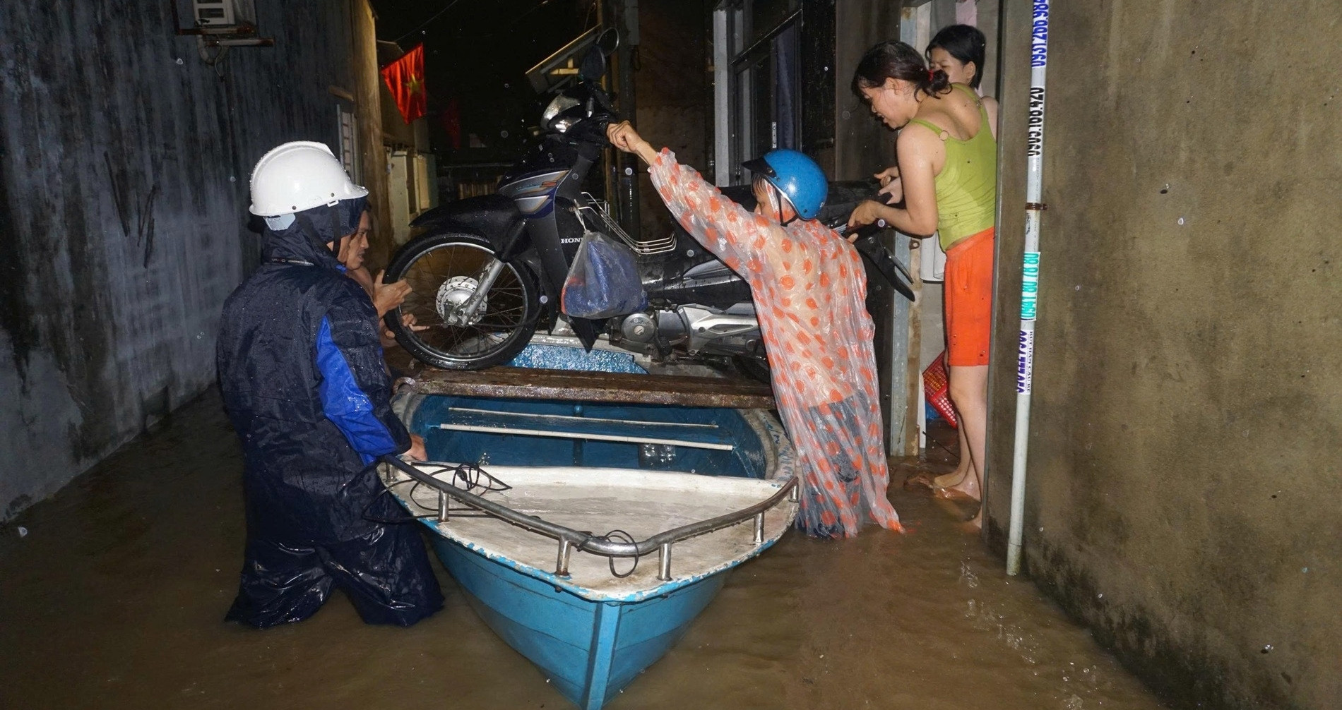 Bản tin sáng 12/6: Bão số 1 gây mưa như trút, dân Đà Nẵng trắng đêm chạy ngập