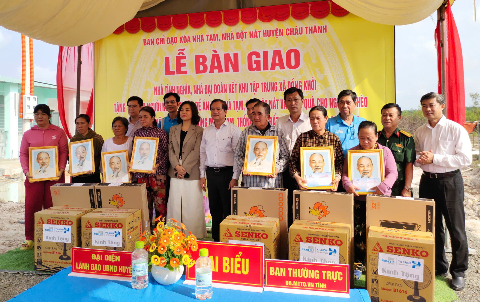 Ảnh 1 Quyền chủ tịch UBND Tỉnh Tây Ninh Nguyễn Hồng Thanh dự lễ trao nhà tại Châu Thành (1).jpg