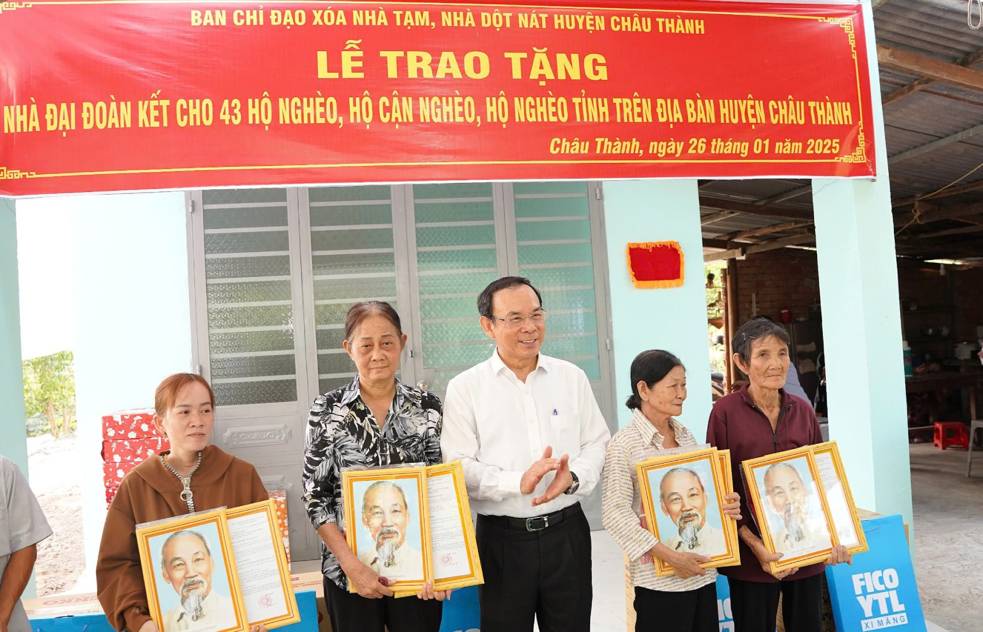 Ành 2 Ông Nguyễn Văn Nên, Uỷ viên Bộ Chính trị, Bí thư Thành uỷ thành phố Hồ Chí Minh trao nhà đại đoàn kết cho người dân huyện Châu Thành (1) (1).jpg