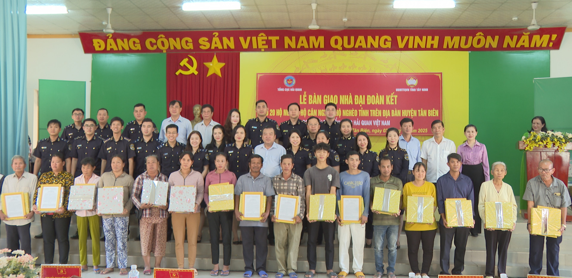 Ảnh 3 Lãnh đạo tỉnh, huyện Tân Biên và các đơn vị tài trợ tặng quà cho các gia đình ở huyện Tân Biên được nhận nhà Đại đoàn kết.jpg