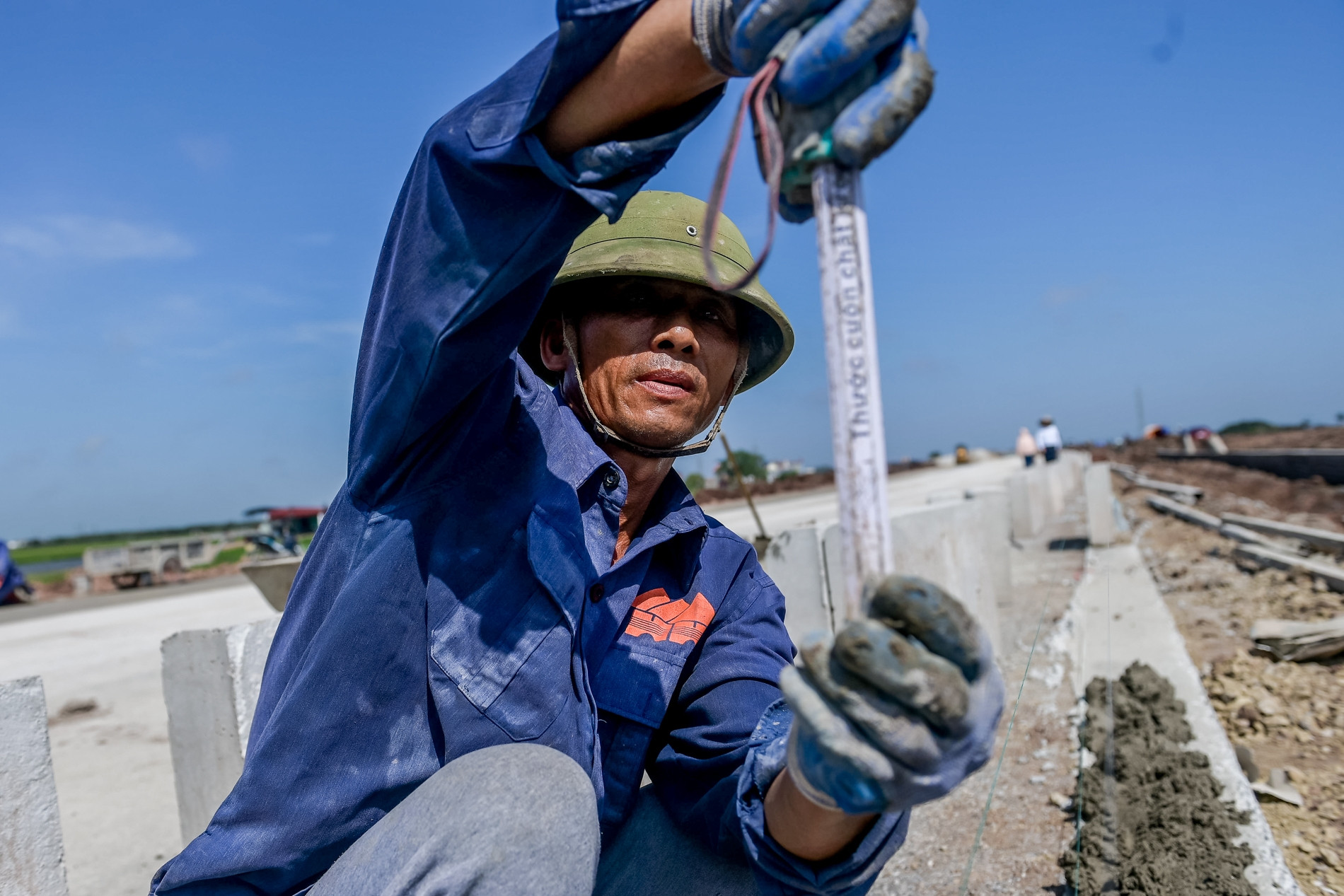 'Bám trụ' thi công đại dự án 6.400 tỷ ven biển Nam Định giữa nắng gắt 40 độ C