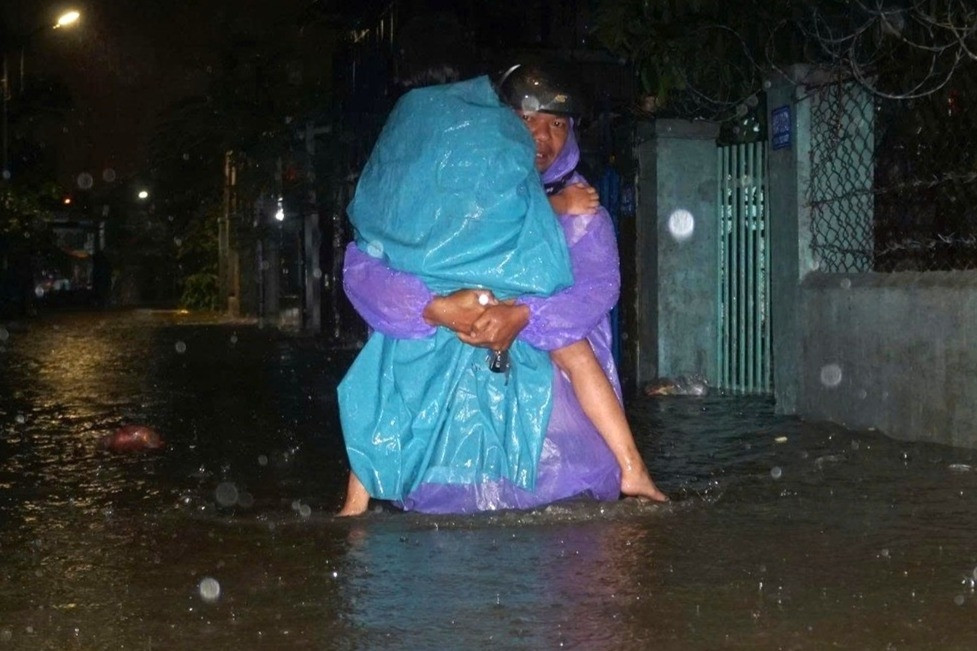 Bão số 1 gây mưa như trút, người dân Đà Nẵng trắng đêm chạy ngập