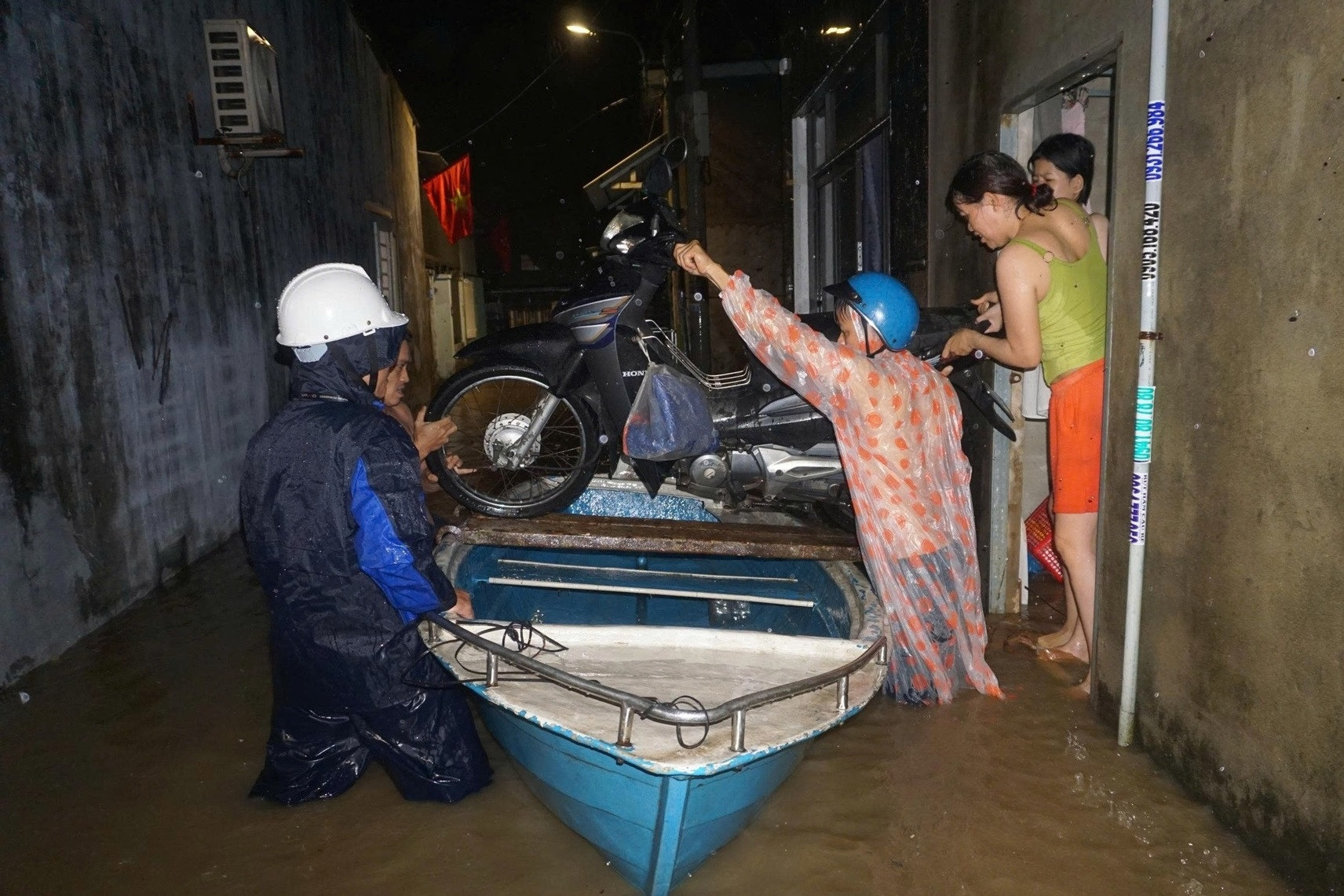 Bão số 1 gây mưa như trút, người dân Đà Nẵng trắng đêm chạy ngập
