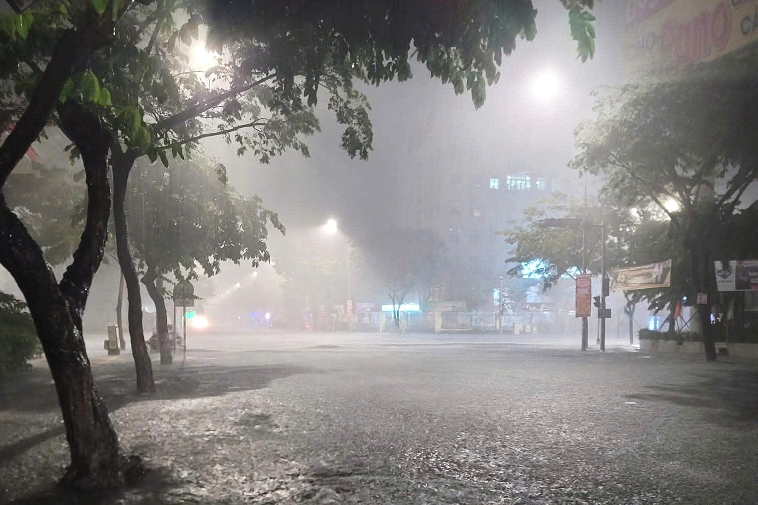 Bão số 1 gây mưa lớn xối xả ở miền Trung, lũ dâng nhanh, nhiều vùng ngập sâu