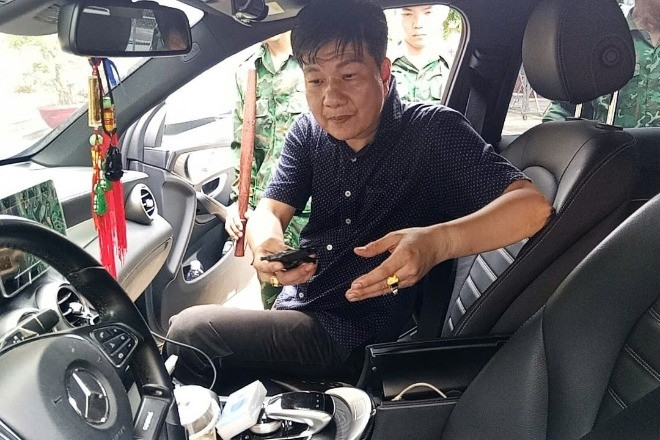 Bắt giữ đối tượng lái xe sang, mang súng và ma túy định 'chuồn' qua biên giới