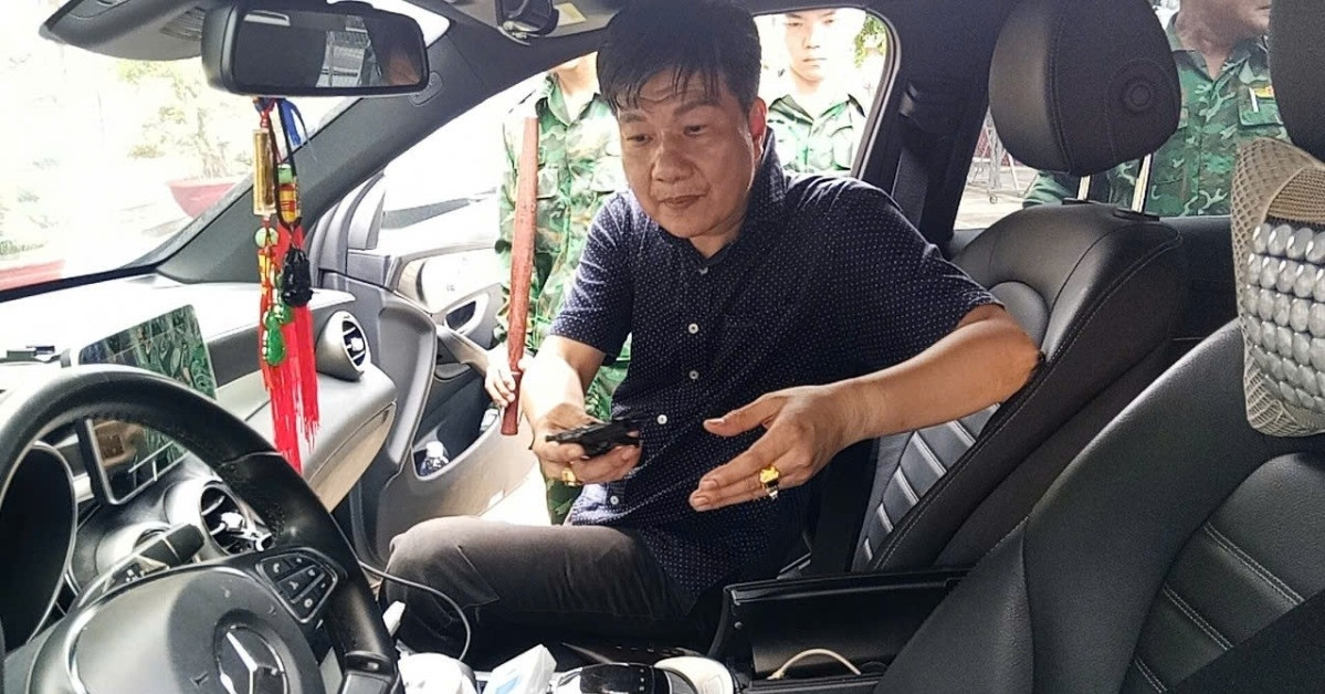 Bắt giữ đối tượng lái xe sang, mang súng và ma túy định 'chuồn' qua biên giới