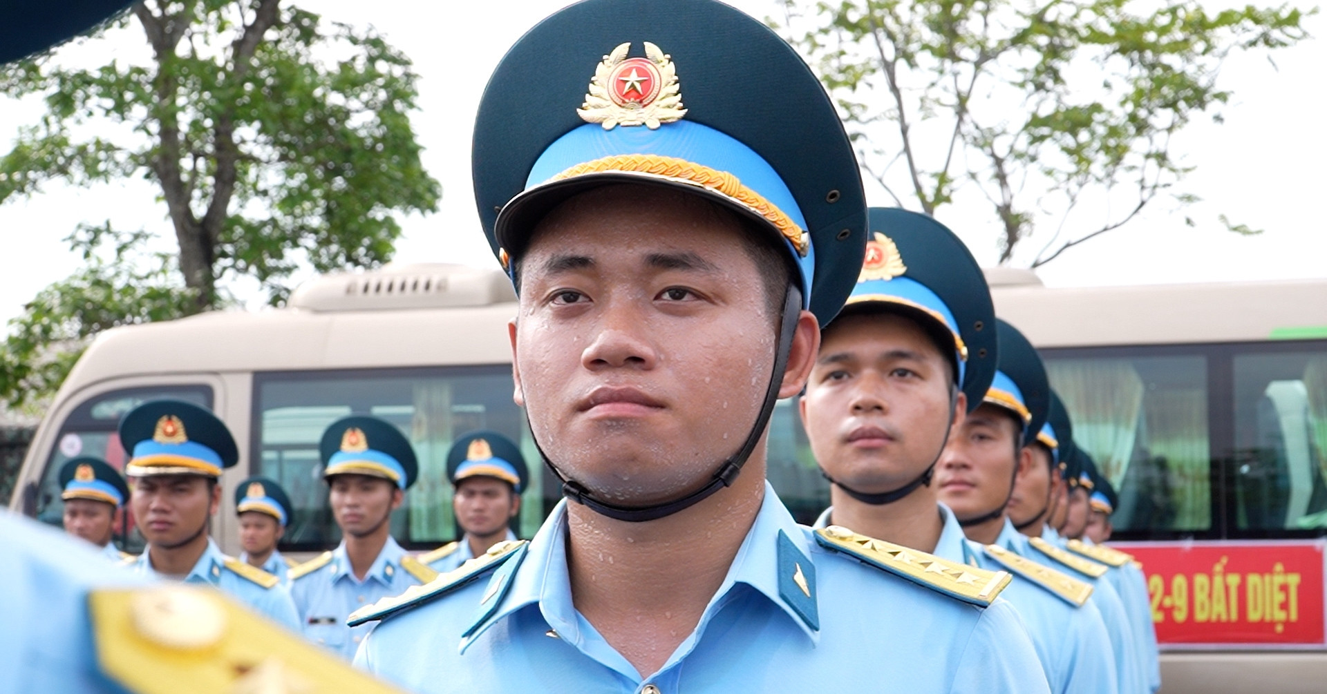 Bộ đội PK-KQ khổ luyện diễu binh, rộp chân với tạ nặng, nắng gắt