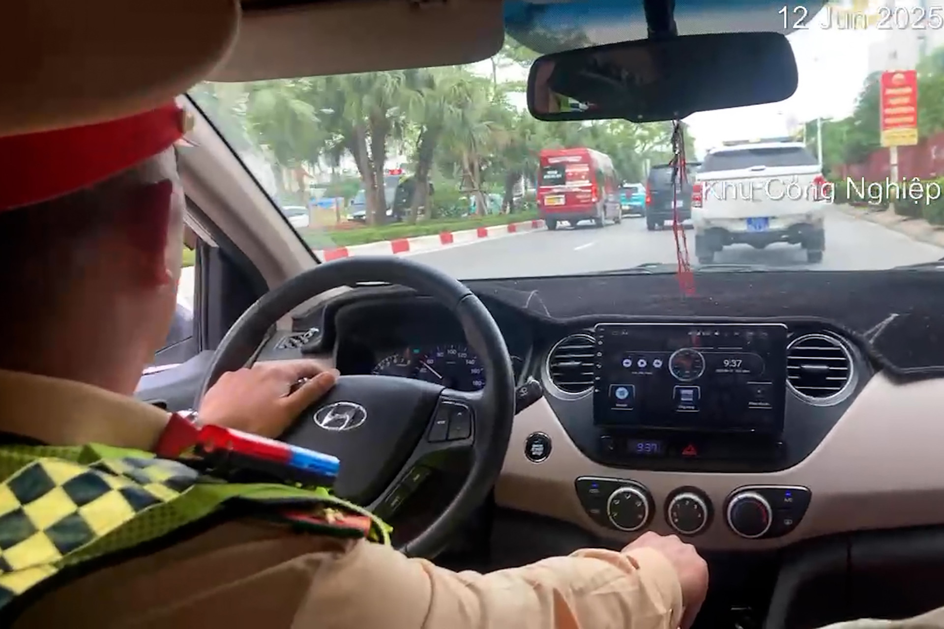 CSGT phat to roi.00_12_35_18.Still013.jpg