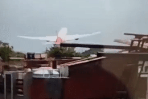 Tìm thấy một người sống sót trong vụ rơi máy bay chở 242 người ở Ấn Độ